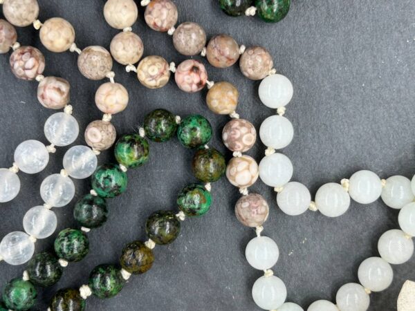 Collier mala en pierres naturelles de 108 perles en pierres naturelles : turquoise africaine, jade, opale dentrite, sélénite, maïfanite.