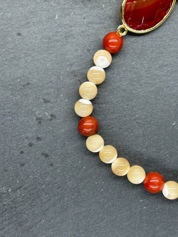 Bracelet en pierres naturelles jaspe rouge, nacre jaune et pierre en cornaline