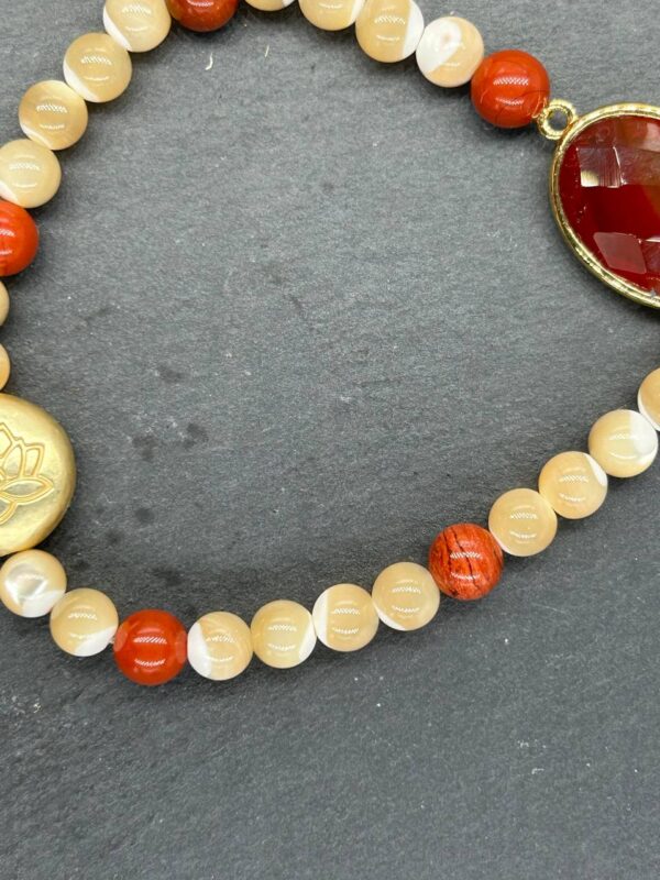 Bracelet en pierres naturelles jaspe rouge, nacre jaune et pierre en cornaline