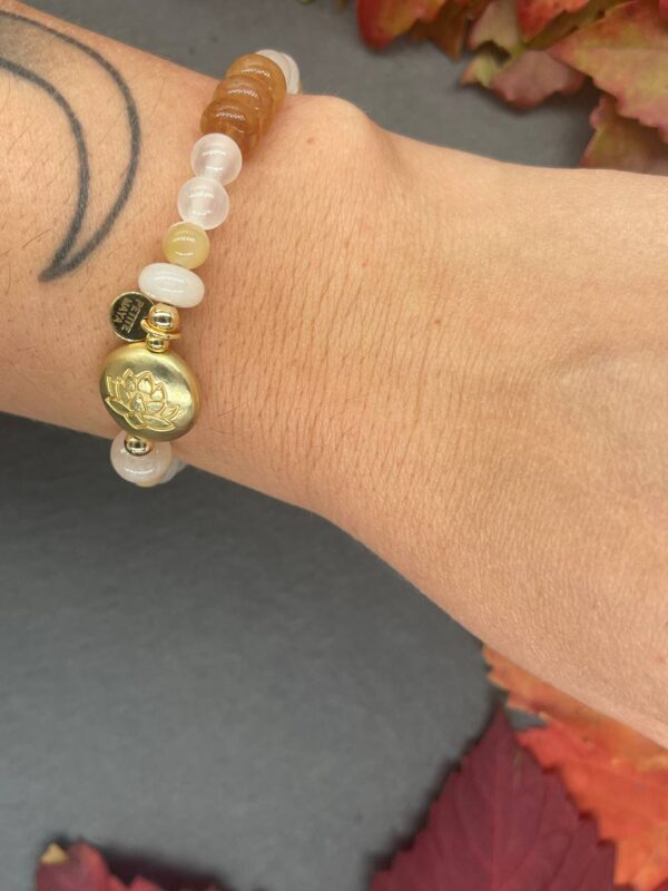 Bracelet en pierres naturelles en citrine, sélénite, nacre jaune et aventurine rose, fleur de lotus en laiton doré