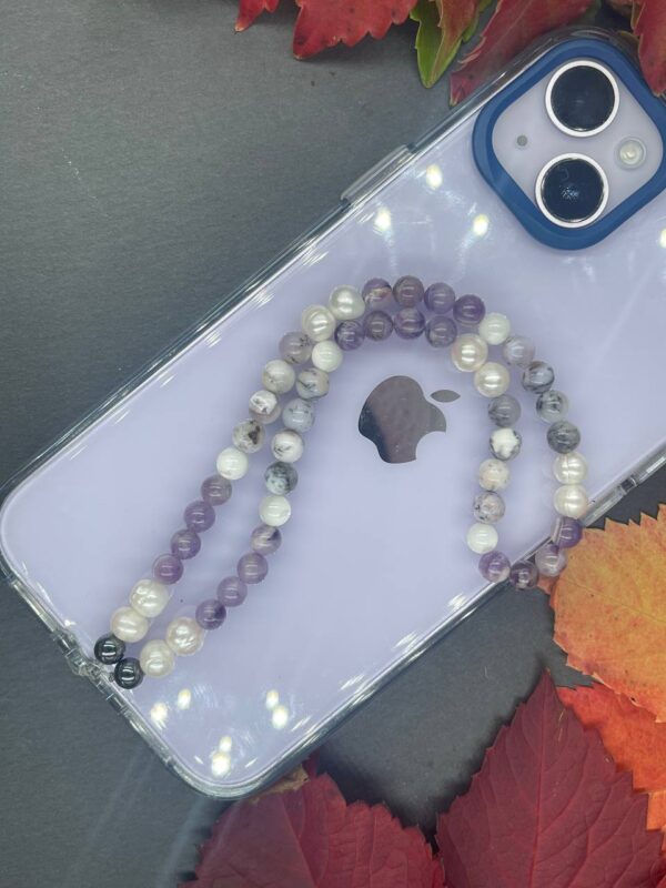 Cordon téléphone perles en pierres naturelles améthyste, perles de culture, opale dentrite, nacre blanche et hématite.
